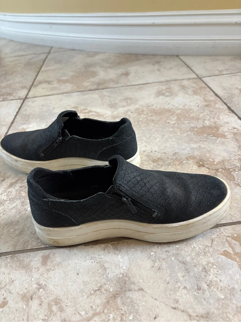 Timberland women’s Black Textured Slip-On Loafers - size 6